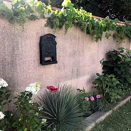 Oda ve Kahvaltı La Croix Blanche